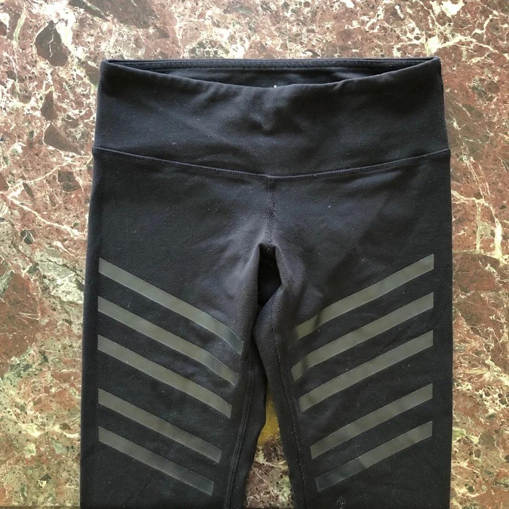 ALO YOGA Airbrush Lineal Diagonal Stripe Leggings in Black